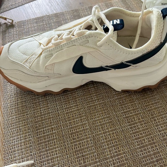 Nike Womens TC 7900 Pale Ivory Armory Navy - Picture 3 of 6